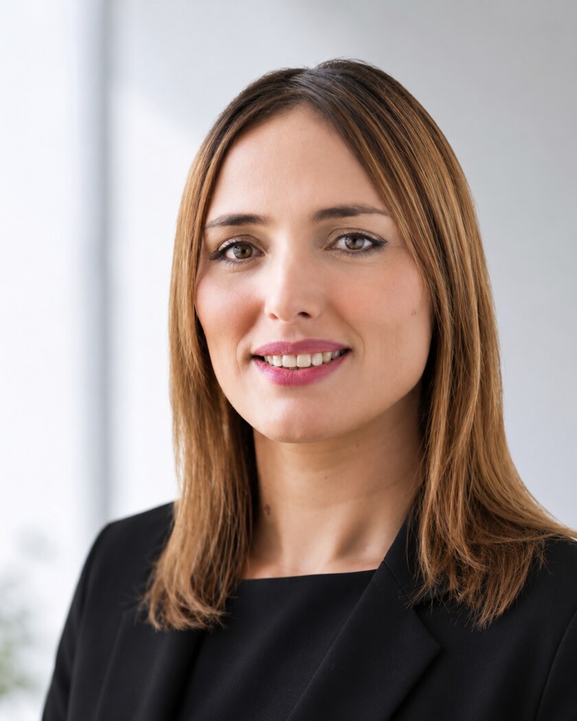 Portrait professionnel de Mouna Knani, Ph.D., CRHA, fondatrice d’Être bien au travail